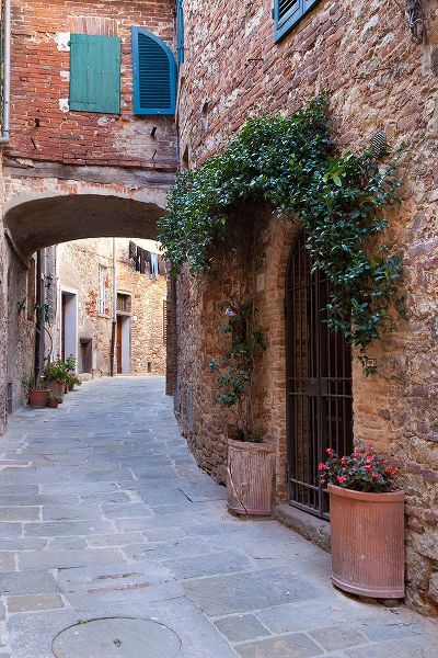 Eggers, Julie 아티스트의 Italy-Tuscany Street scene in the medieval village of Lucignano작품입니다.